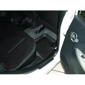 Резиновый коврик с защитными бортами CARBOX 9ZS22H AMK7 612 439106000 3405250